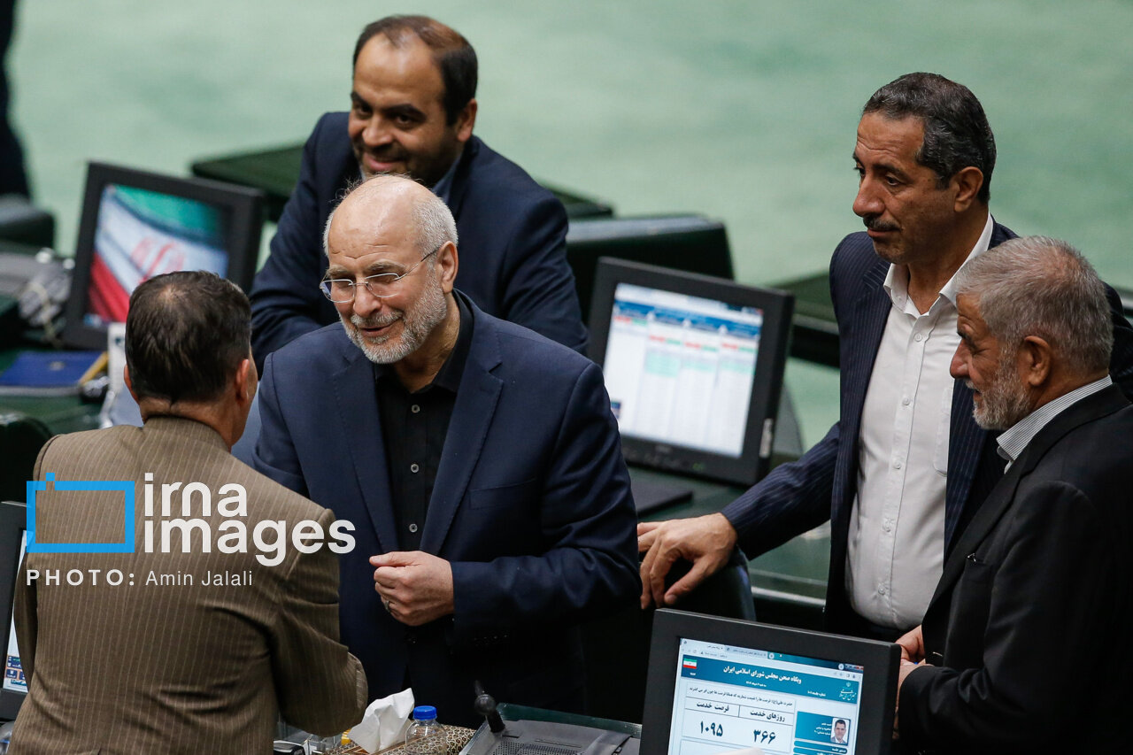 لحظهای که قالیباف رای اعتماد مجلس را گرفت / رییس مجلس در کنار یاران پارلمانی خود