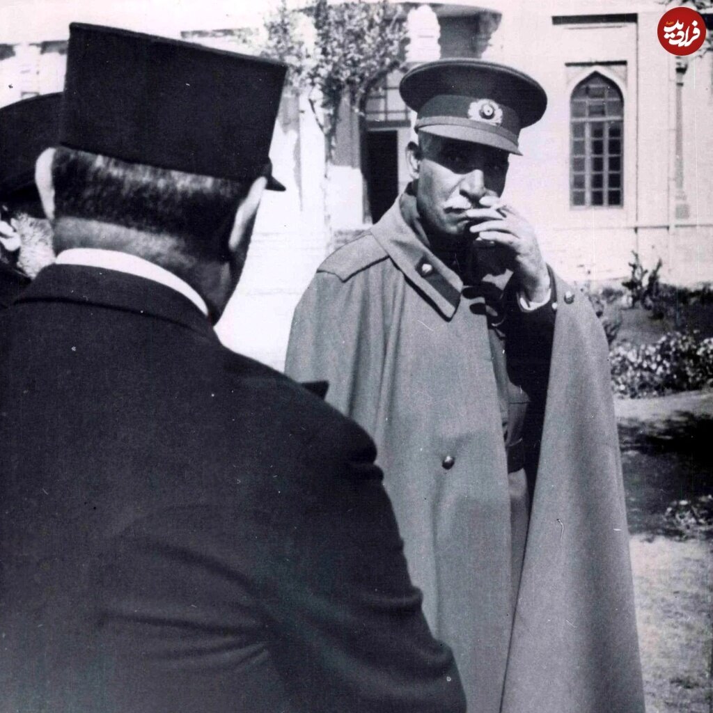 عکس/ رضاشاه در حال سیگار کشیدن، مشهد؛ دهه ۱۳۱۰