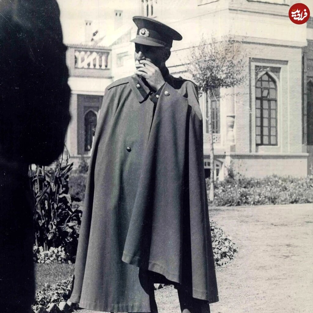 عکس/ رضاشاه در حال سیگار کشیدن، مشهد؛ دهه ۱۳۱۰