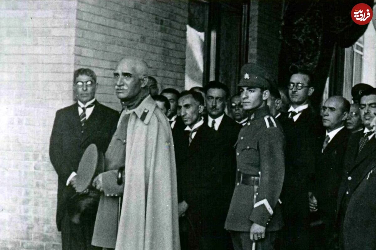 عکس/ رضاشاه در حال سیگار کشیدن، مشهد؛ دهه ۱۳۱۰