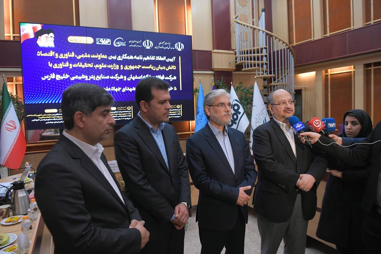 وزیر علوم: این تفاهمنامه از بهترین و بزرگترین تفاهمنامهها در حوزه صنعت است/ شریعتمداری: ۹۷ طرح در صندوق CVC خلیج فارس در حال بررسی است