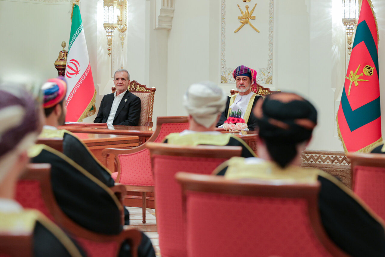 تصاویری از لحظه امضای سند همکاری بین ایران و عمان