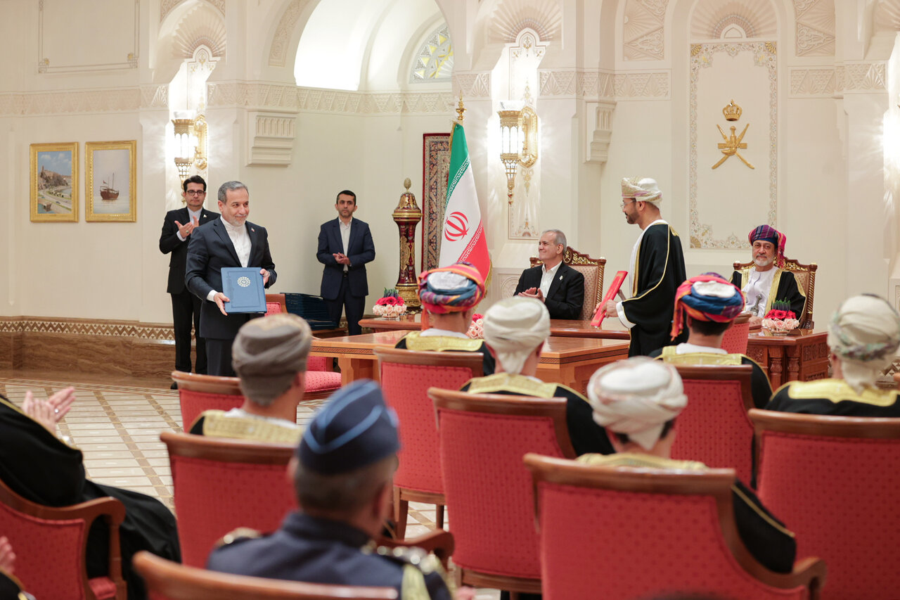 تصاویری از لحظه امضای سند همکاری بین ایران و عمان