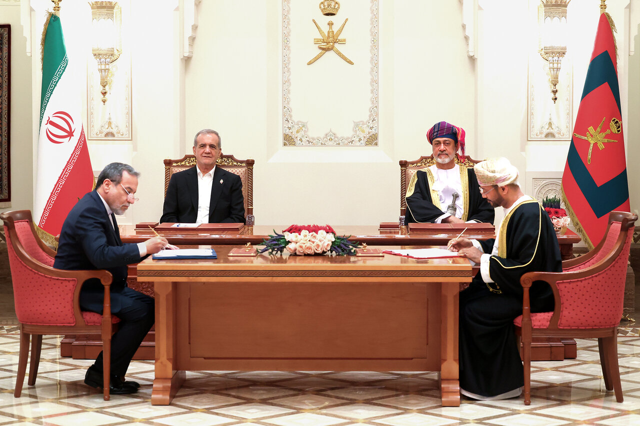 تصاویری از لحظه امضای سند همکاری بین ایران و عمان