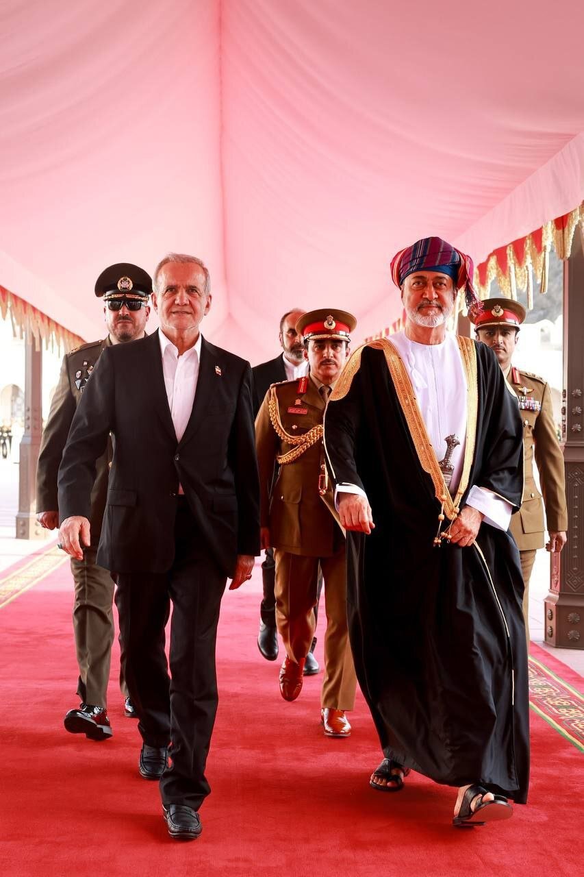 تصویری دیدنی از همراهی شانه به شانه سلطان هیثم با پزشکیان