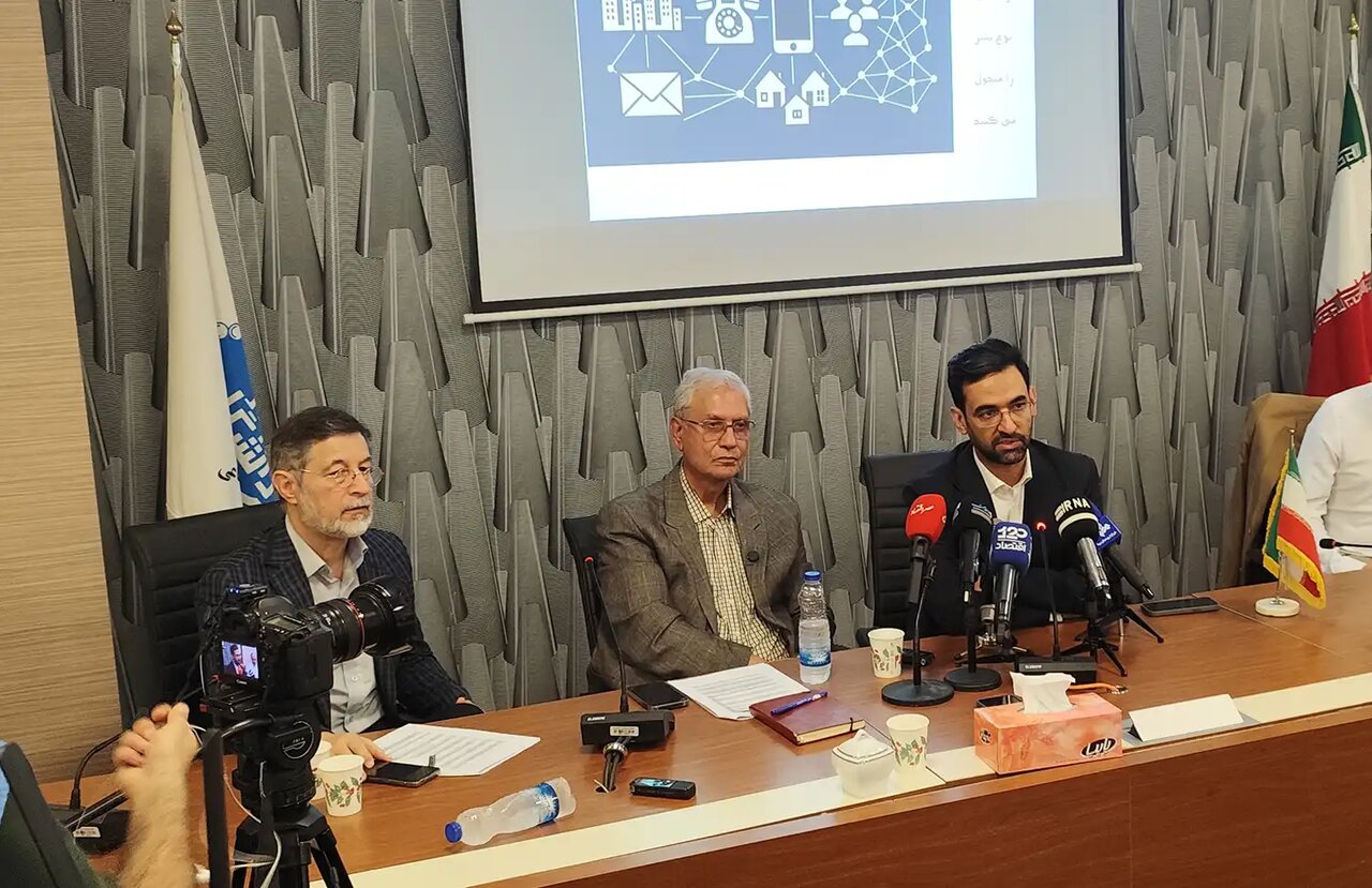 آذری جهرمی: با وضعیت فعلی، آینده هوش مصنوعی را واگذار کردهایم