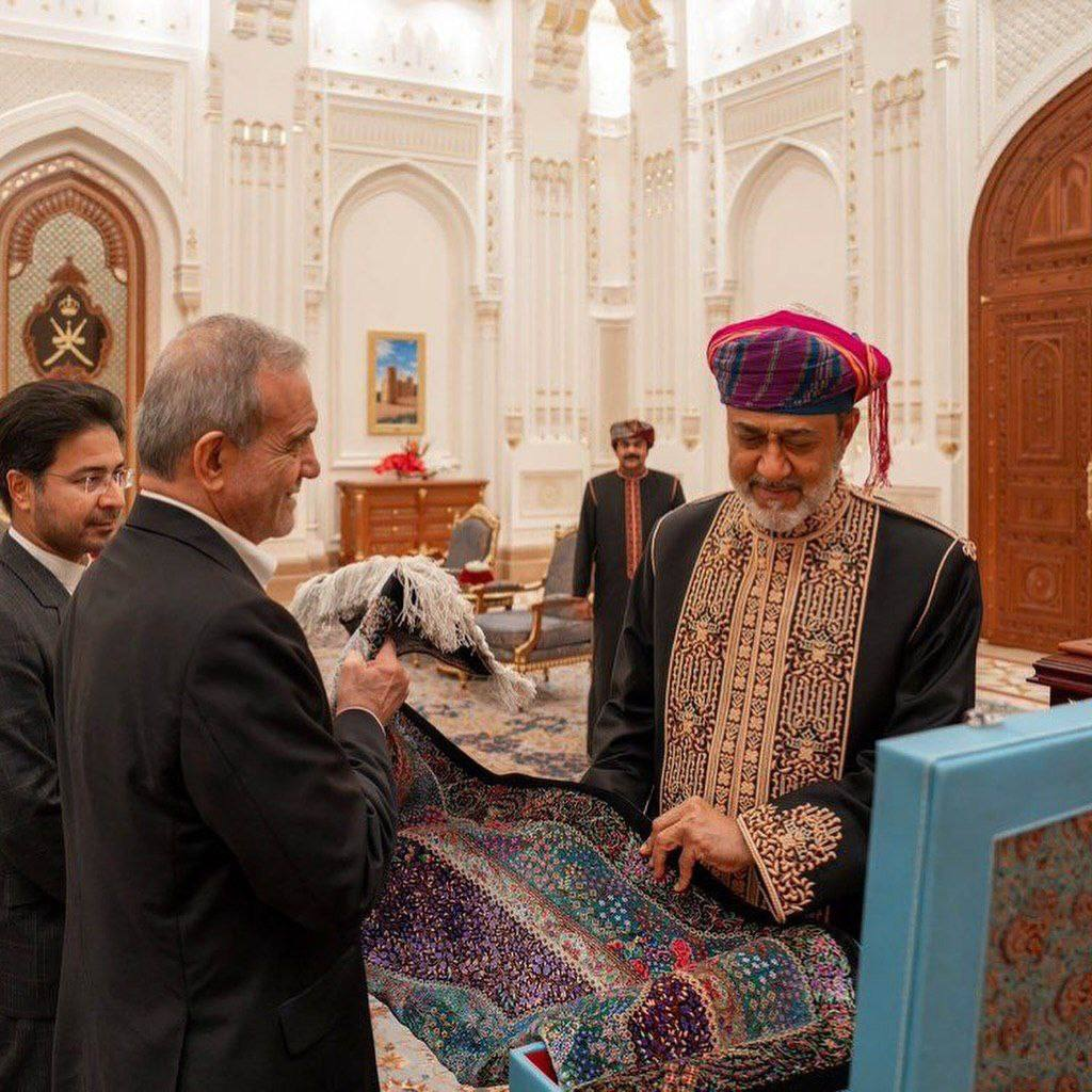 هدایای خاص پزشکیان و سلطان عمان به یکدیگر +تصویر