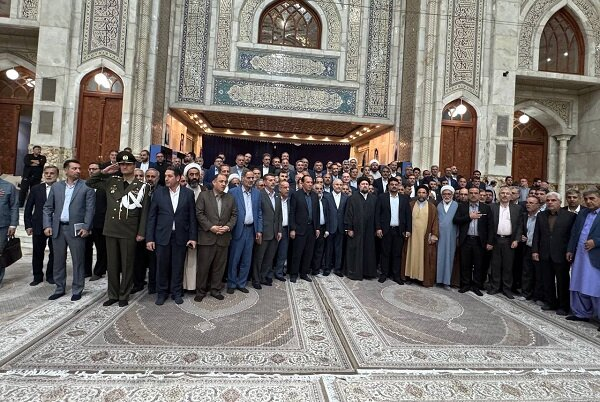 تصویری از حضور نمایندگان مجلس در حرم امام خمینی(ره)/ تجدید میثاق مجلسیها با آرمانهای انقلاب و امام(ره)