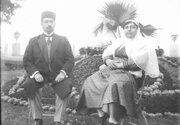 عکس/ مادر احمدشاه قاجار در کنار دخترش در دوران تبعید
