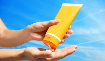 چطور استفاده بیش از حد از کرم‌های ضدآفتاب برای این زن دردسرساز شد/ عکس