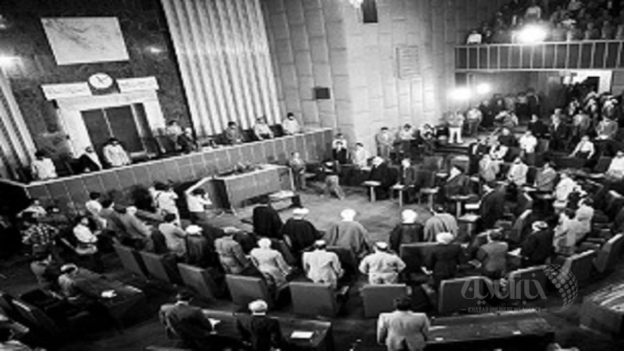 عکس | تصویری تاریخی از اولین مجلس شورای اسلامی؛ وقتی حضرت آیتالله خامنهای و آیتالله هاشمی رفسنجانی ائتلاف بزرگ را تشکیل دادند
