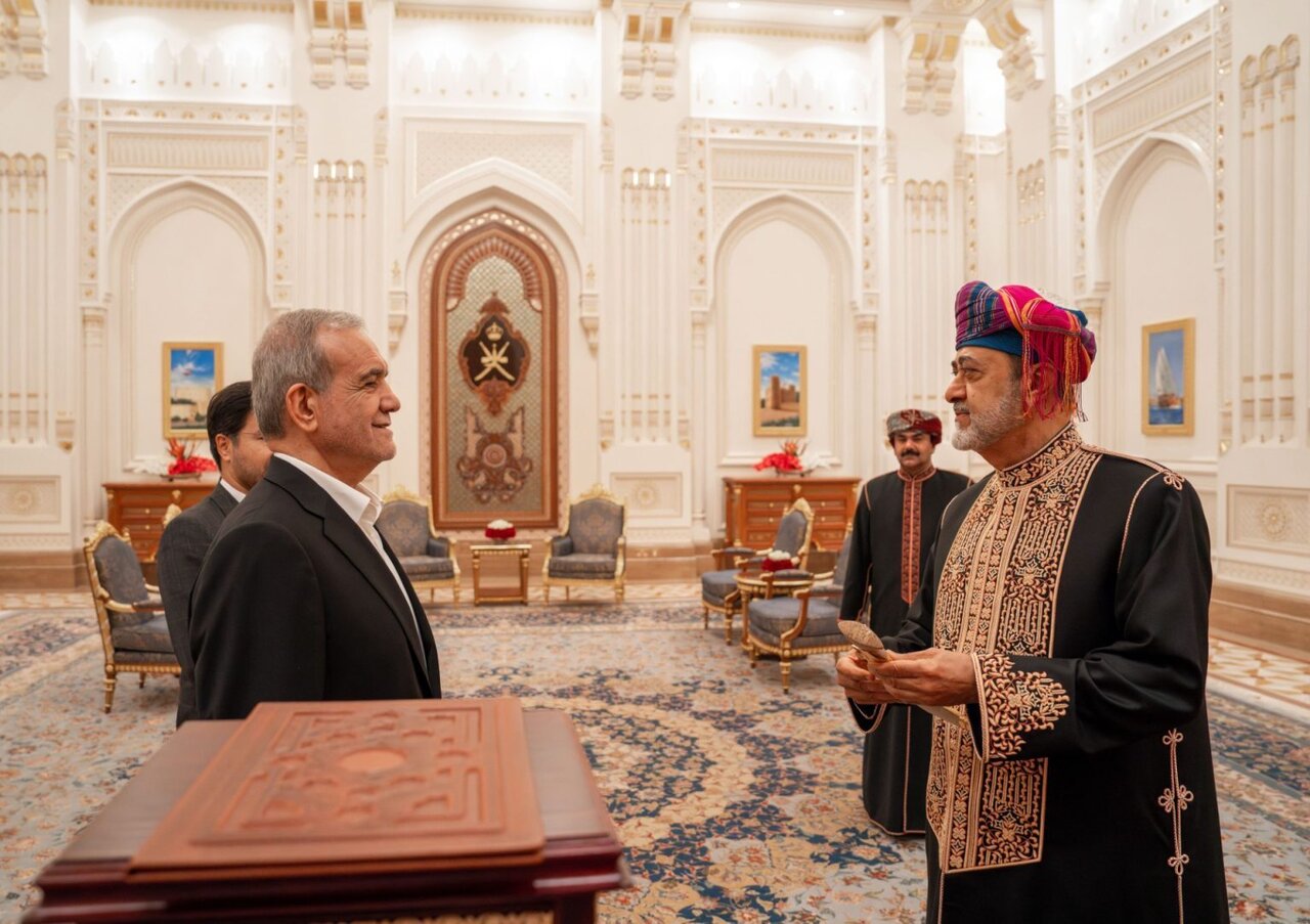 هدایای خاص پزشکیان و سلطان عمان به یکدیگر +تصویر