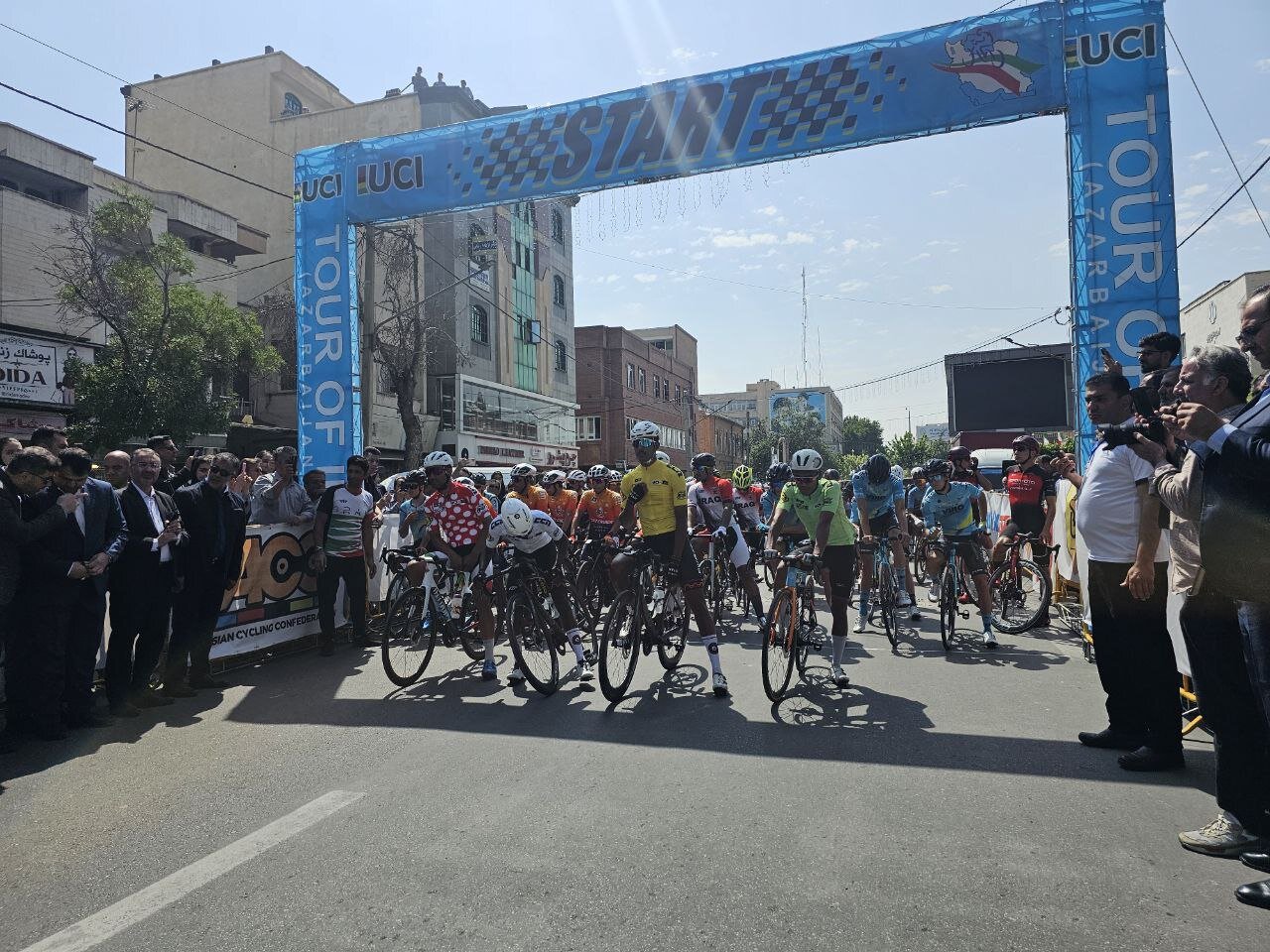 آغاز مرحله دوم سی و هفتمین دوره تور دوچرخه سواری ایران-آذربایجان با شلیک فرماندار ارومیه