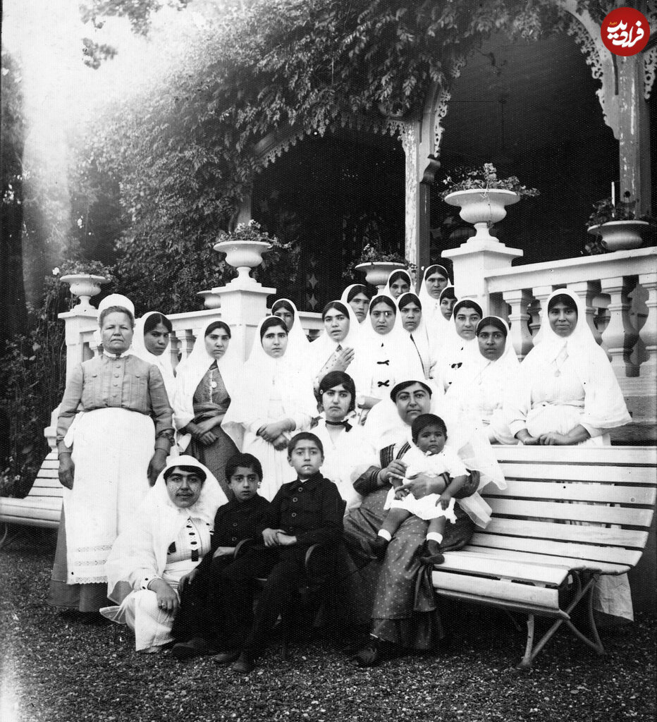 عکس/ مادر احمدشاه قاجار در کنار دخترش در دوران تبعید