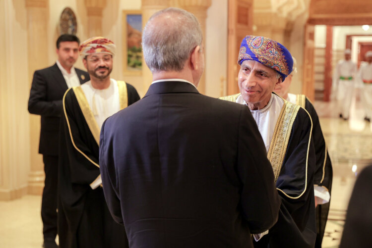 لبخند دیپلماتیک پزشکیان / دیدار صمیمانه با معاون نخست‌وزیر عمان