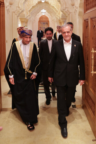 لبخند دیپلماتیک پزشکیان / دیدار صمیمانه با معاون نخست‌وزیر عمان