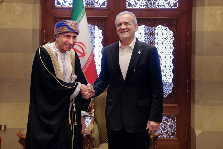 لبخند دیپلماتیک پزشکیان / دیدار صمیمانه با معاون نخست‌وزیر عمان