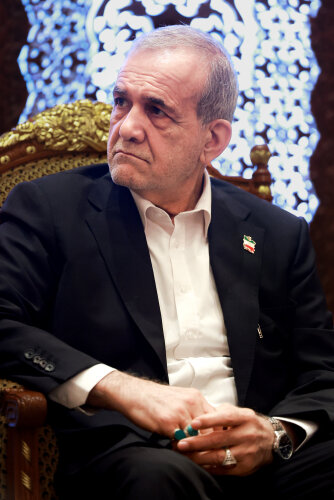 لبخند دیپلماتیک پزشکیان / دیدار صمیمانه با معاون نخست‌وزیر عمان