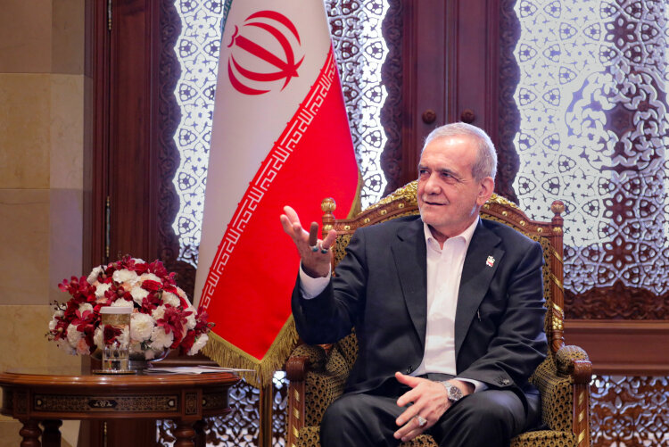 لبخند دیپلماتیک پزشکیان / دیدار صمیمانه با معاون نخست‌وزیر عمان