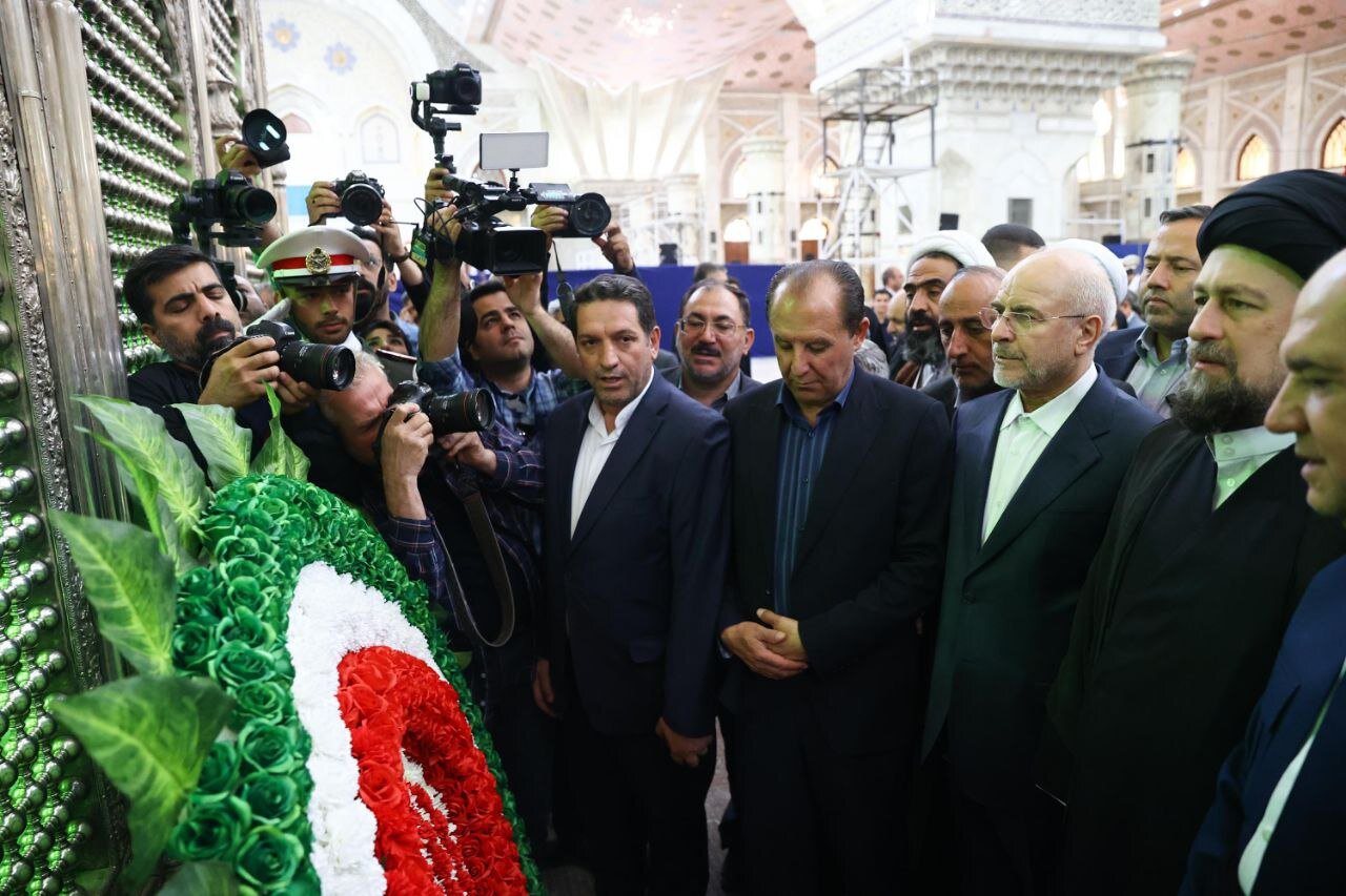 تصاویری از تجدید میثاق نمایندگان مجلس شورای اسلامی با آرمانهای امام خمینی/ صحبتهای در گوشی قالیباف با سید حسن خمینی