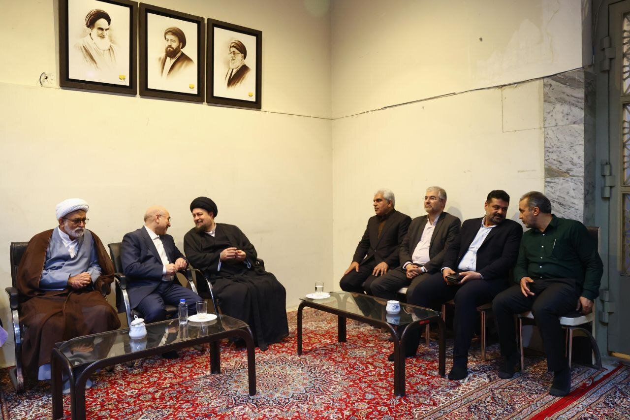 تصاویری از تجدید میثاق نمایندگان مجلس شورای اسلامی با آرمانهای امام خمینی/ صحبتهای در گوشی قالیباف با سید حسن خمینی