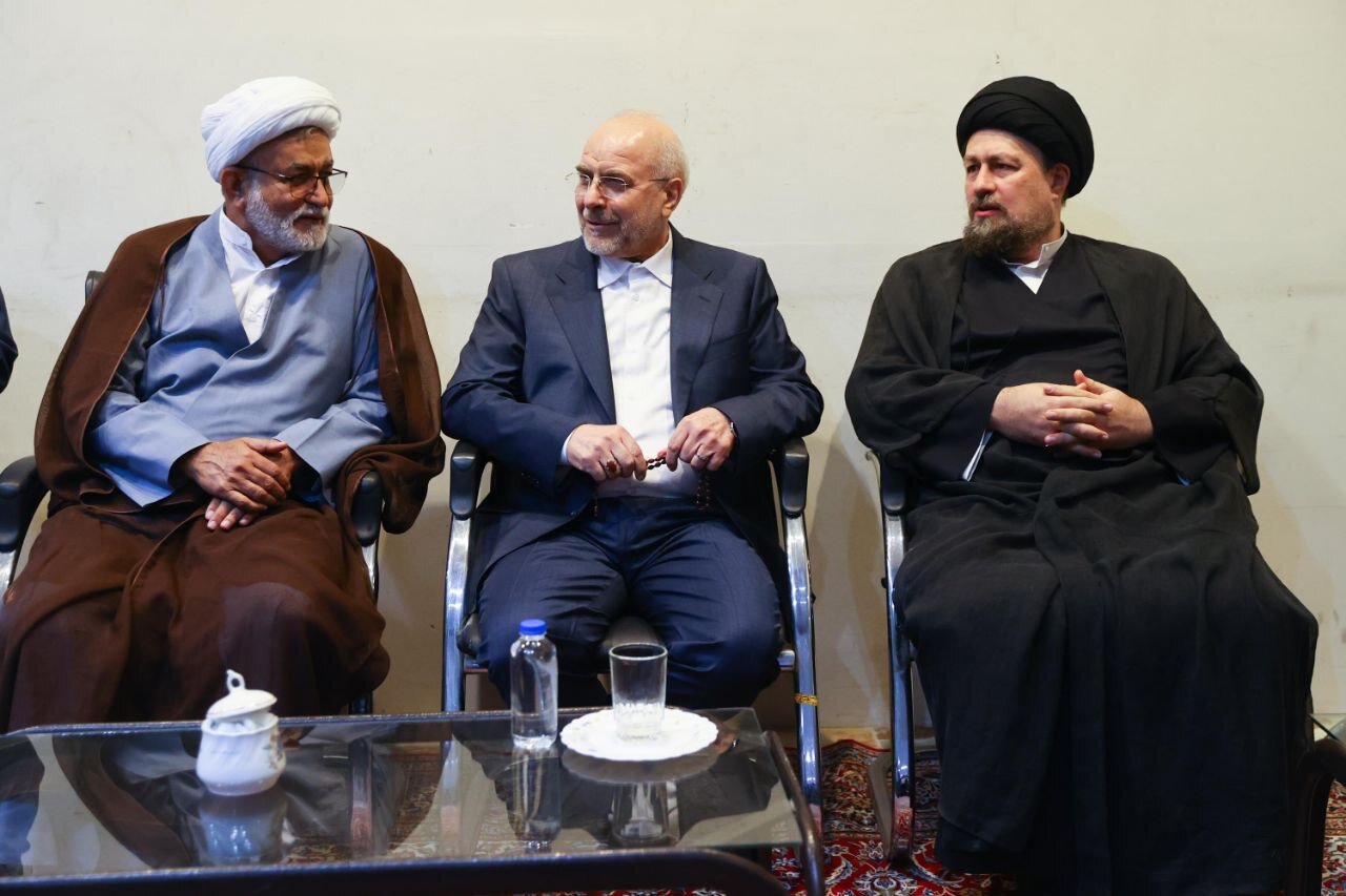 تصاویری از تجدید میثاق نمایندگان مجلس شورای اسلامی با آرمانهای امام خمینی/ صحبتهای در گوشی قالیباف با سید حسن خمینی
