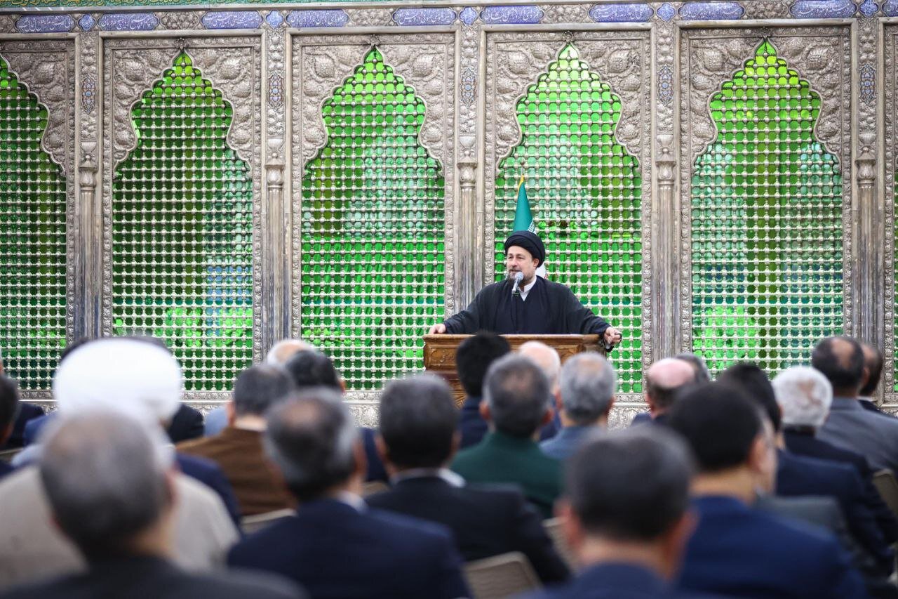 تصاویری از تجدید میثاق نمایندگان مجلس شورای اسلامی با آرمانهای امام خمینی/ صحبتهای در گوشی قالیباف با سید حسن خمینی