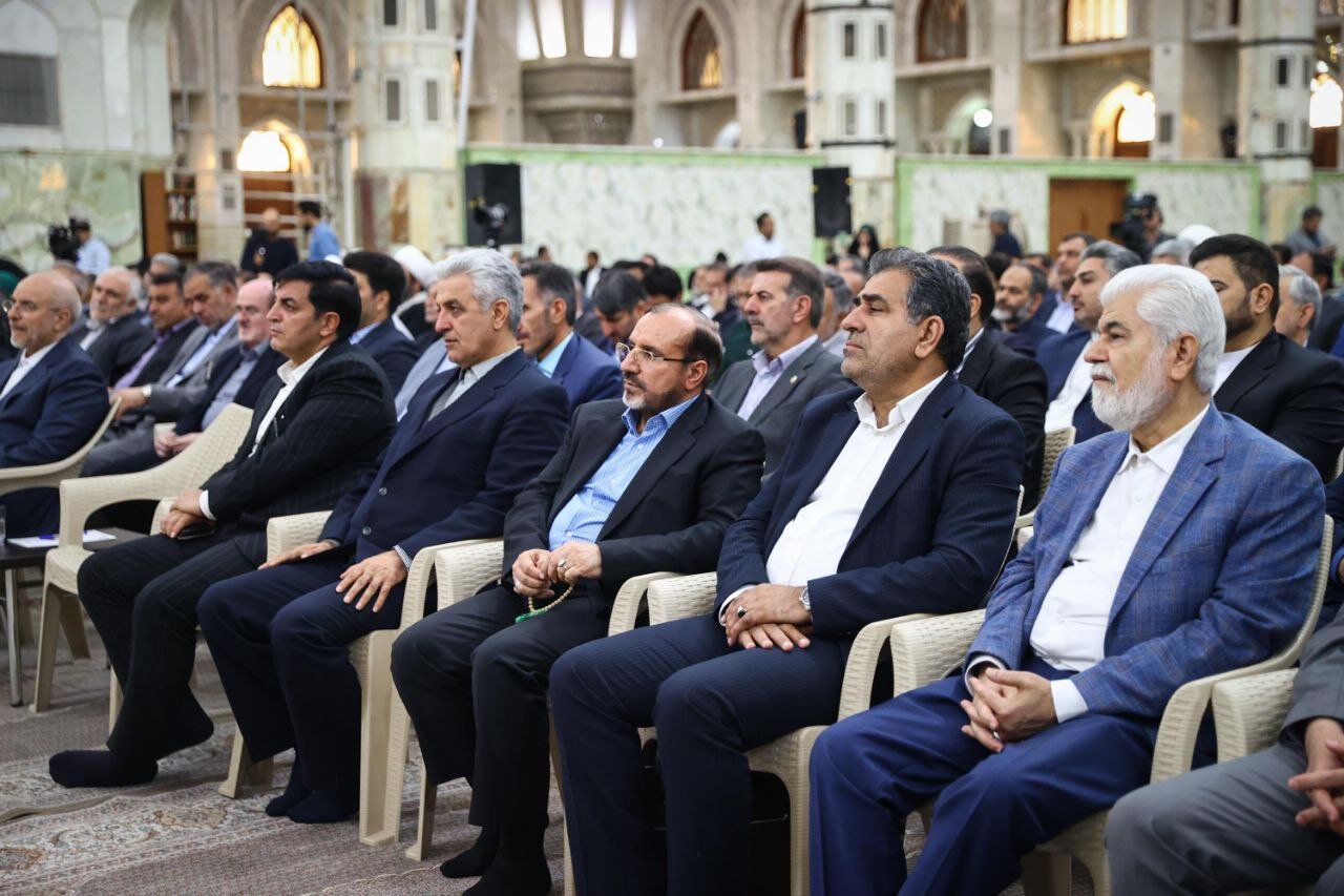 تصاویری از تجدید میثاق نمایندگان مجلس شورای اسلامی با آرمانهای امام خمینی/ صحبتهای در گوشی قالیباف با سید حسن خمینی