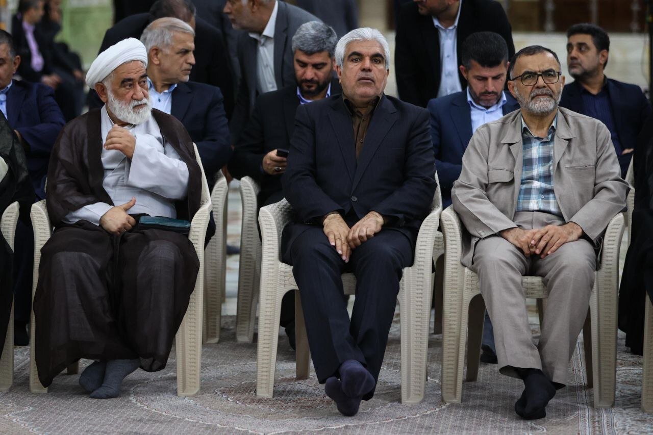 تصاویری از تجدید میثاق نمایندگان مجلس شورای اسلامی با آرمانهای امام خمینی/ صحبتهای در گوشی قالیباف با سید حسن خمینی