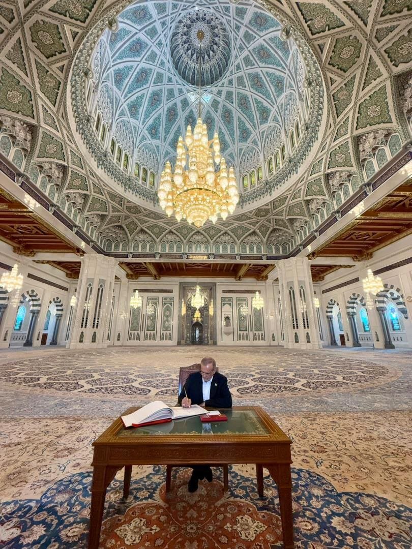 بازدید پزشکیان از مسجد مشهور سلطان قابوس/ او در دفتر یادبود چه نوشت؟