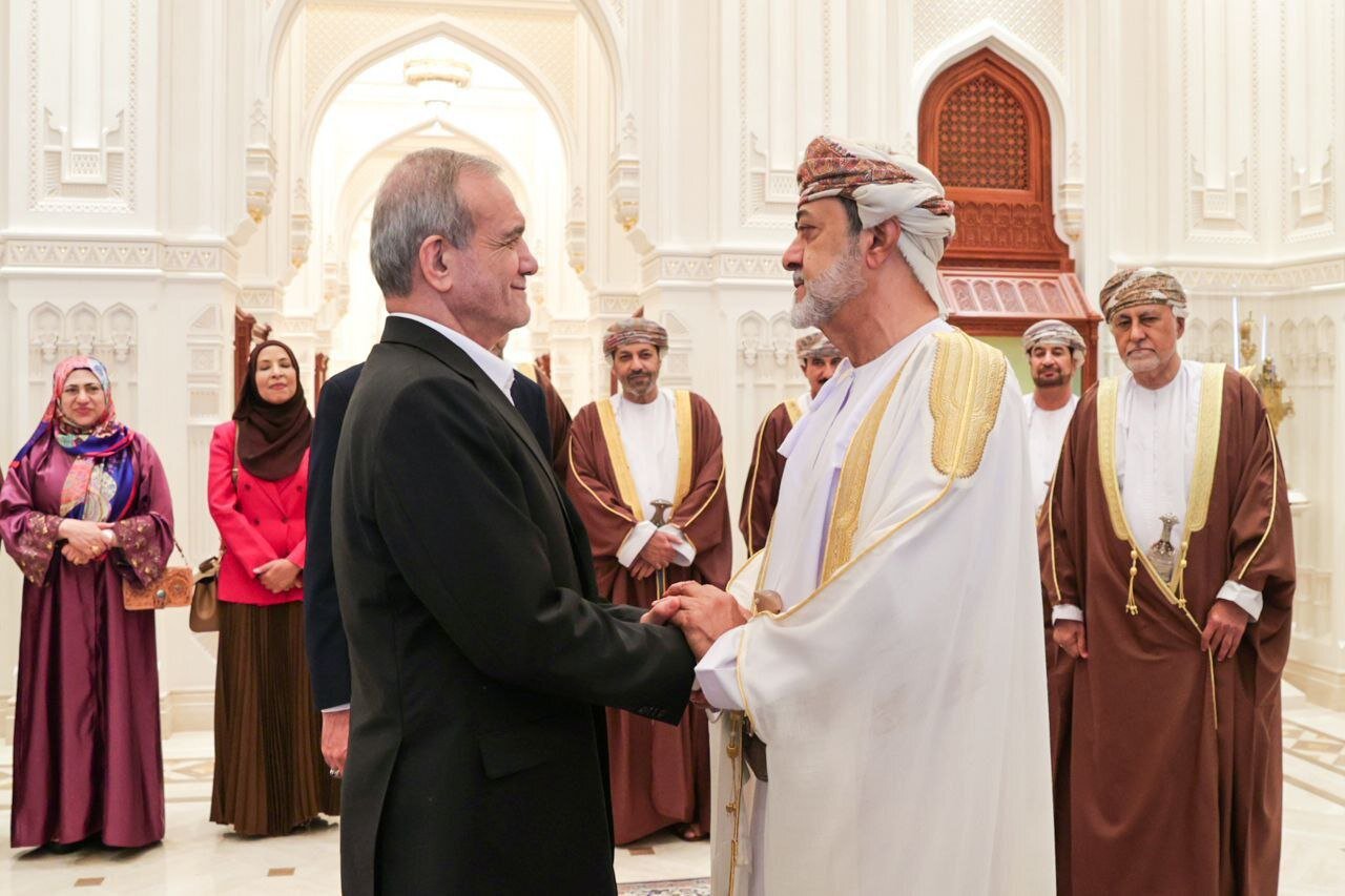 بدرقه صمیمانه سلطان هیثم/ پزشکیان مسقط را ترک کرد+ عکس