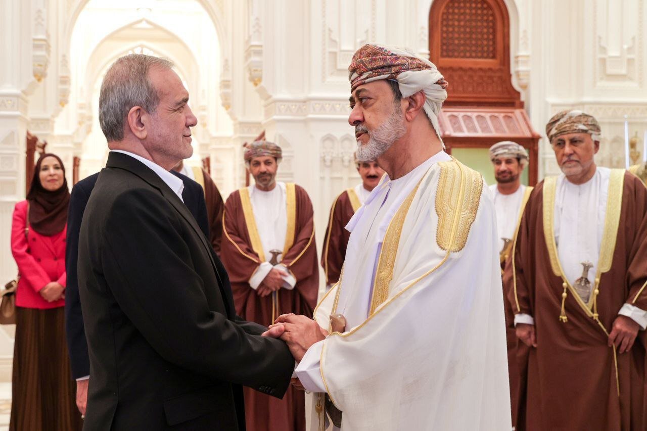 بدرقه صمیمانه سلطان هیثم/ پزشکیان مسقط را ترک کرد+ عکس