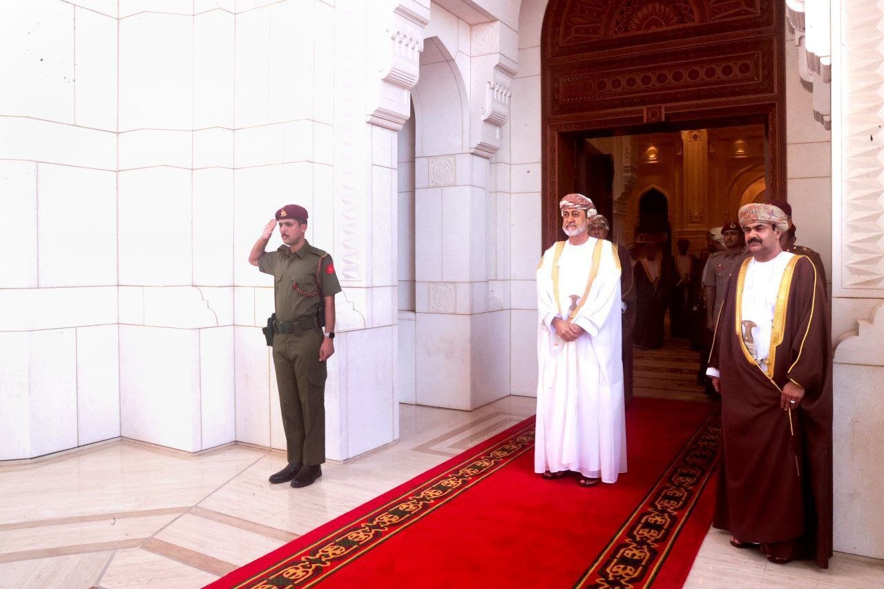 بدرقه صمیمانه سلطان هیثم/ پزشکیان مسقط را ترک کرد+ عکس