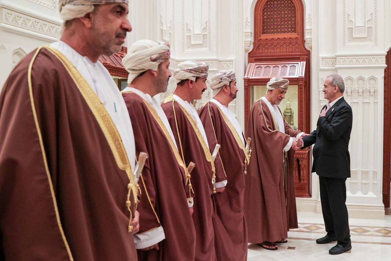 بدرقه صمیمانه سلطان هیثم/ پزشکیان مسقط را ترک کرد+ عکس