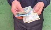 ببینید | سرعت عمل عجیب کف‌زن دلار مقابل چشم پلیس