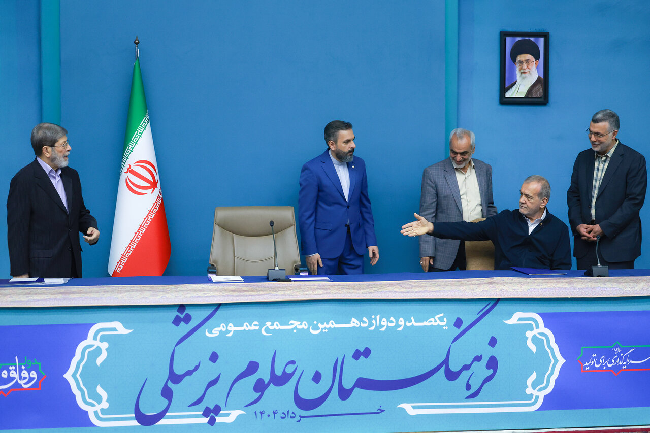 تصاویری متفاوت از مسعود پزشکیان در کنار پزشک رهبر انقلاب