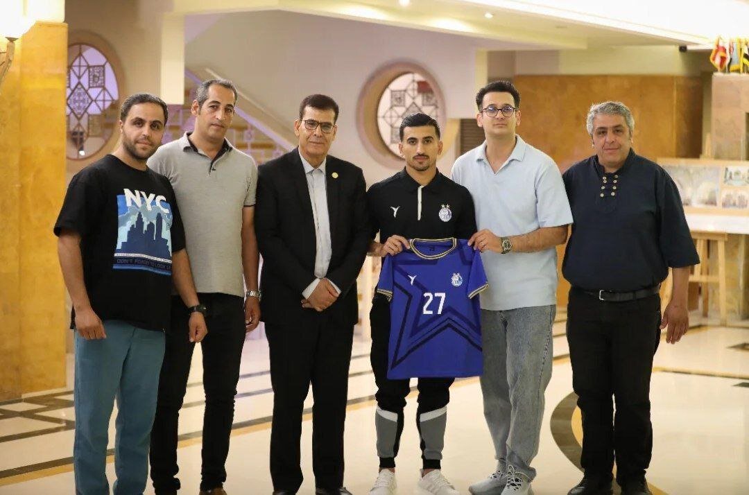 عکس| اهدای پیراهن آبی توسط ستاره استقلال