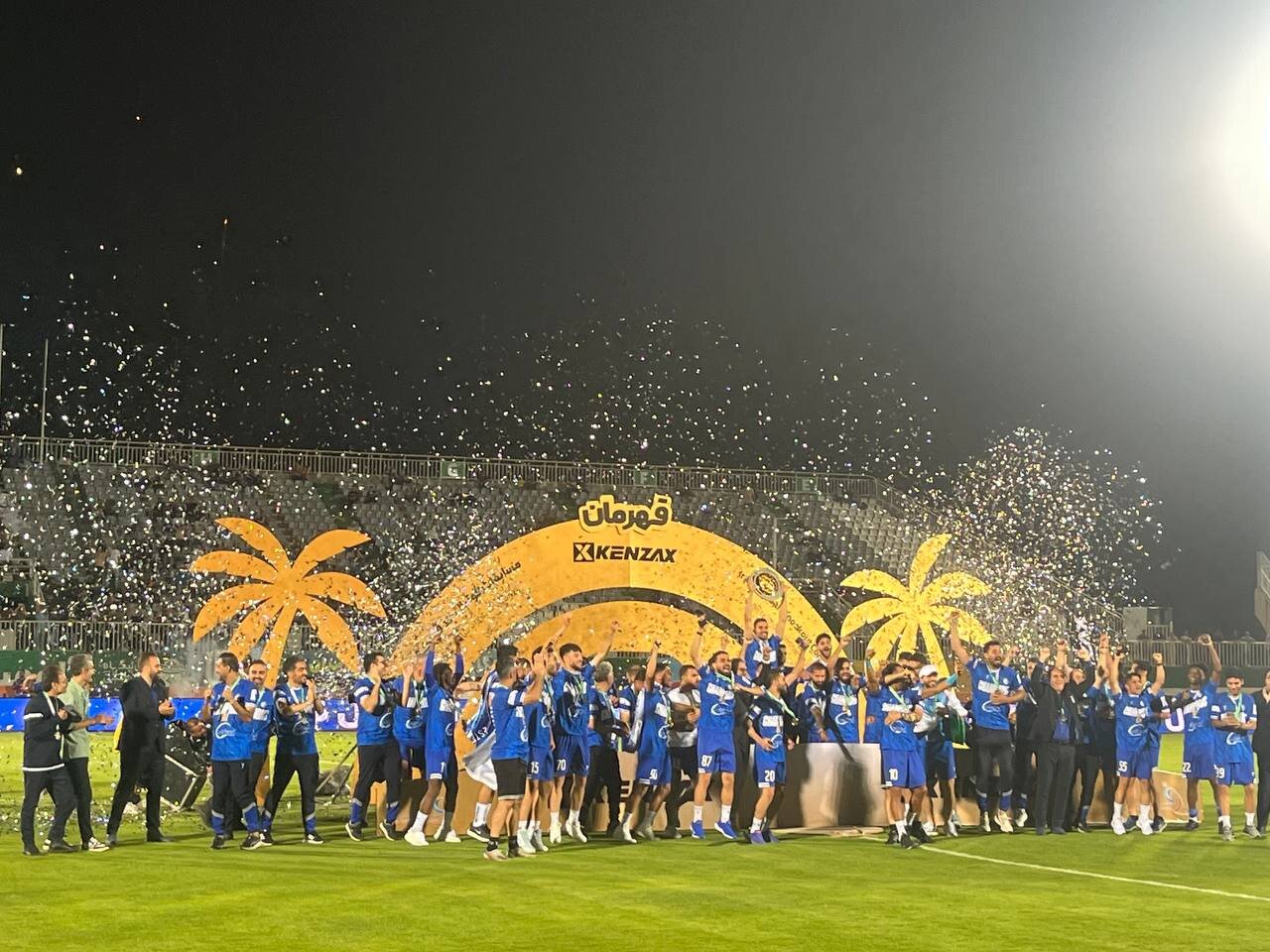 عکس| استقلال پرافتخارترین تیم جام حذفی شد/ جام روی دست کاپیتان حسینی بالا رفت