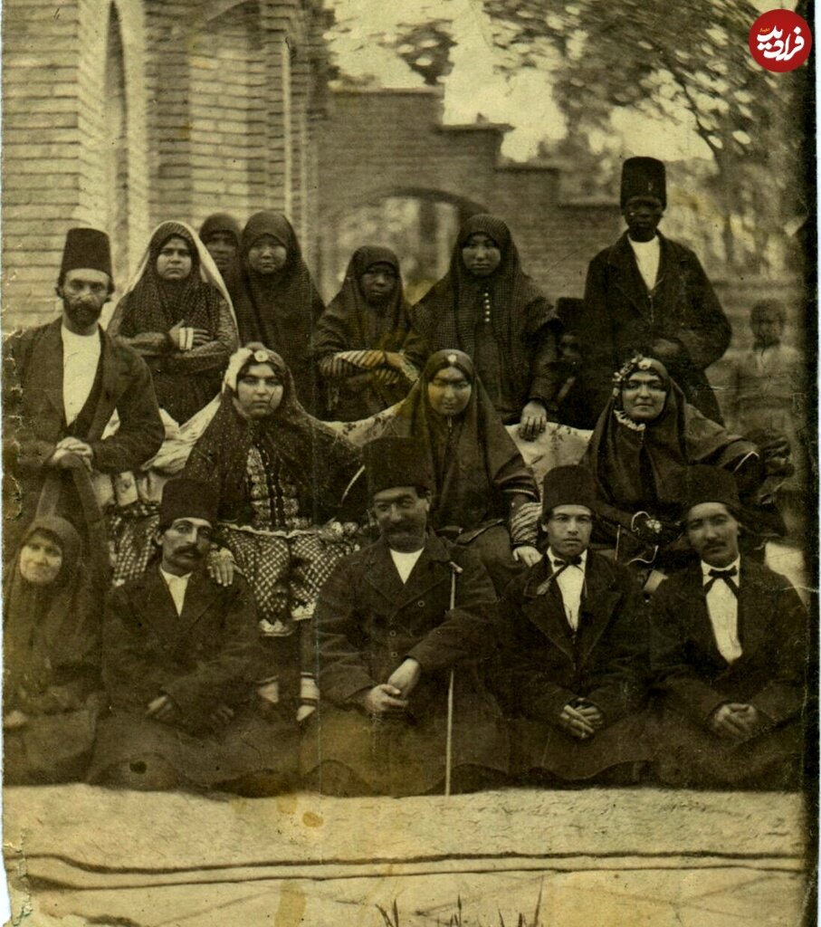 عکس/ دختر ناصرالدینشاه در کنار خانواده همسرش