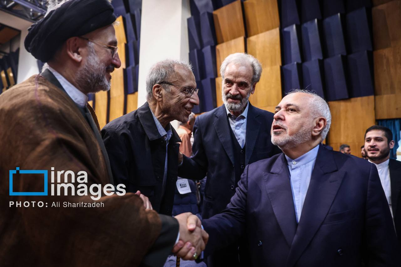 روایت ابطحی از مراسم معارفه رییس جدید روزنامه اطلاعات/ سلفی یادگاری در میان مراسم با چهرههای سیاسی و فرهنگی