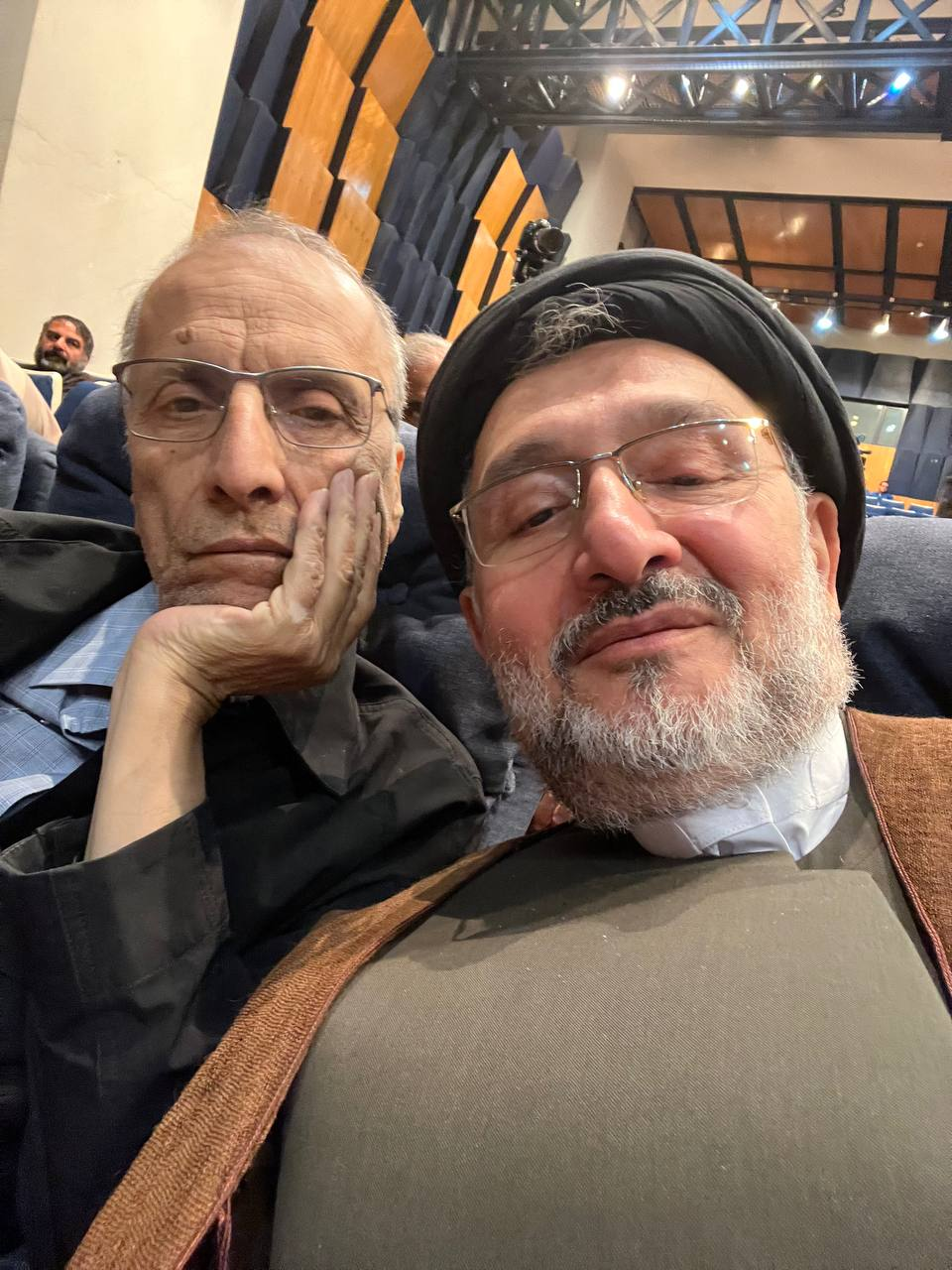 روایت ابطحی از مراسم معارفه رییس جدید روزنامه اطلاعات/ سلفی یادگاری در میان مراسم با چهرههای سیاسی و فرهنگی