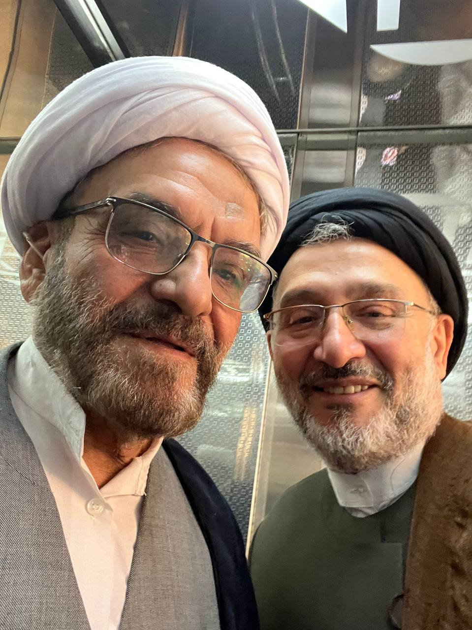 روایت ابطحی از مراسم معارفه رییس جدید روزنامه اطلاعات/ سلفی یادگاری در میان مراسم با چهرههای سیاسی و فرهنگی