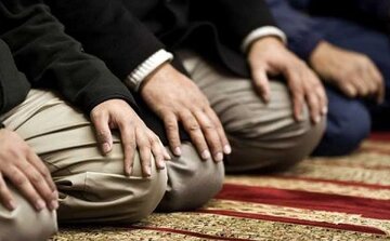 علت چرخاندن سر بعد از سلام نماز در مذهب شیعه