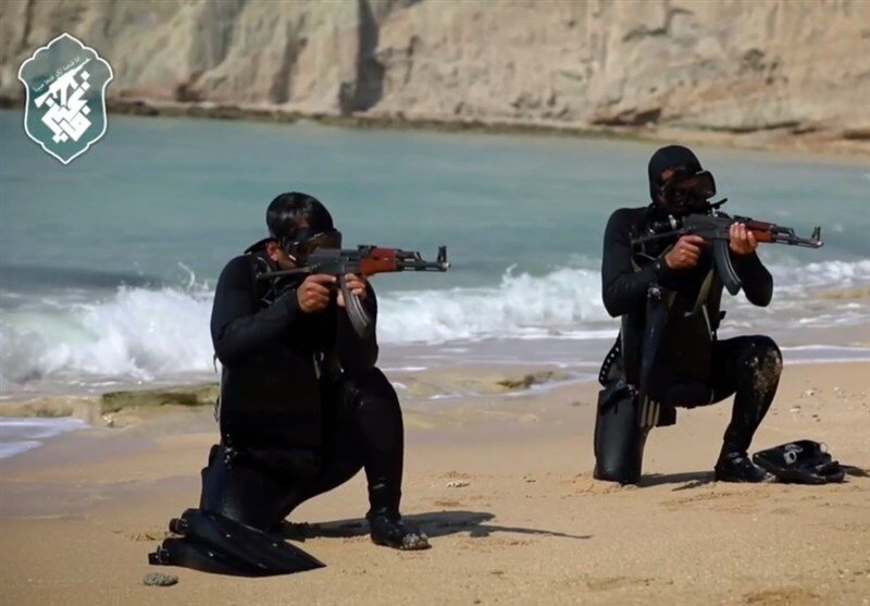 تمرین غواصی رزمی و عملیات تاخت به ساحل در خلیج فارس