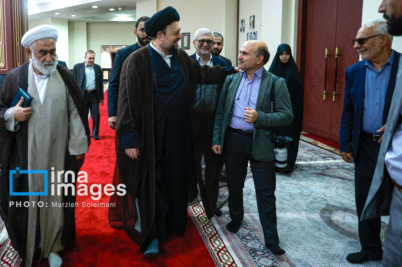 تصاویر تجدید میثاق عراقچی با آرمان های امام در کنار سیدحسن خمینی/ چه افراد دیگری حضور داشتند؟