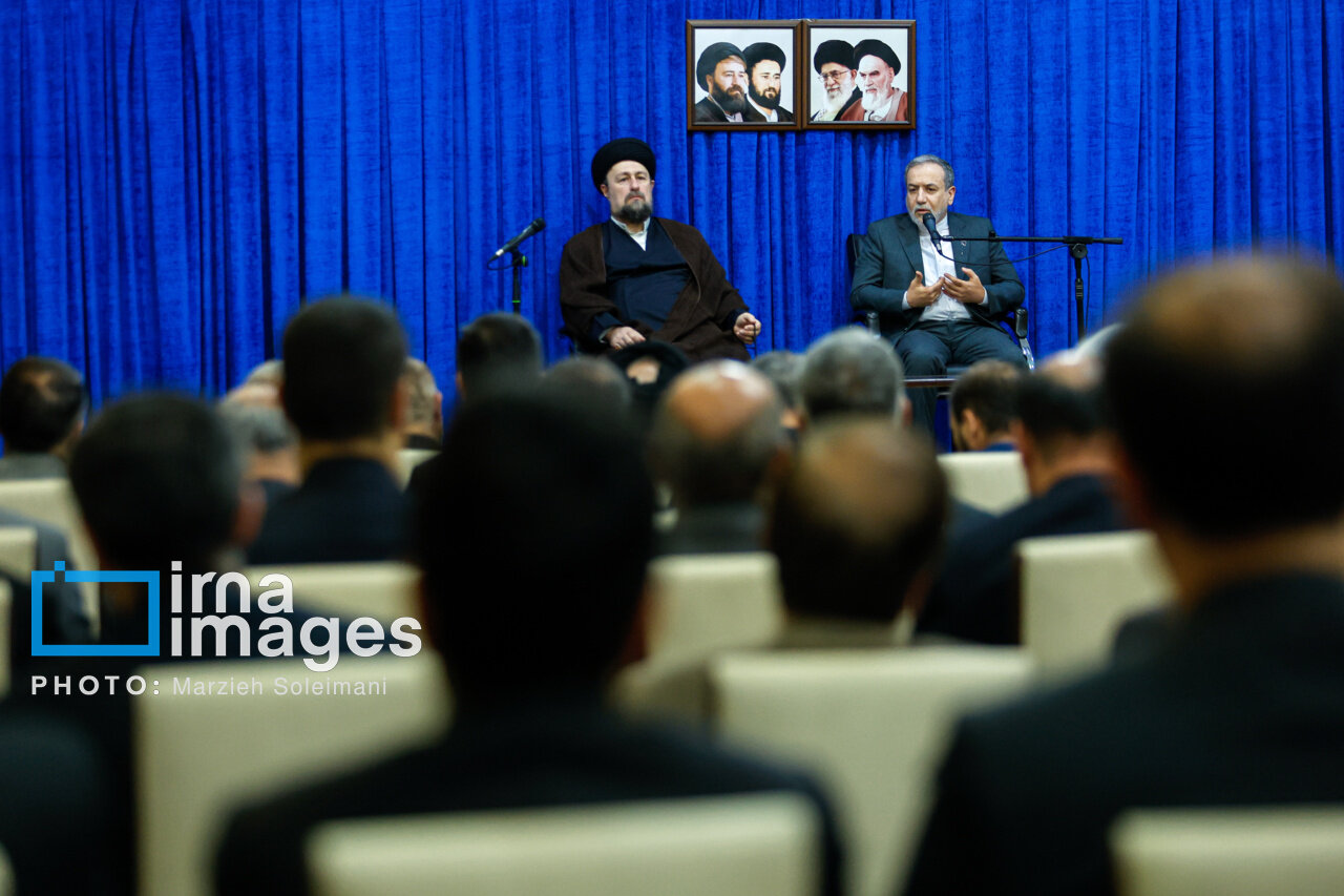 تصاویر تجدید میثاق عراقچی با آرمان های امام در کنار سیدحسن خمینی/ چه افراد دیگری حضور داشتند؟