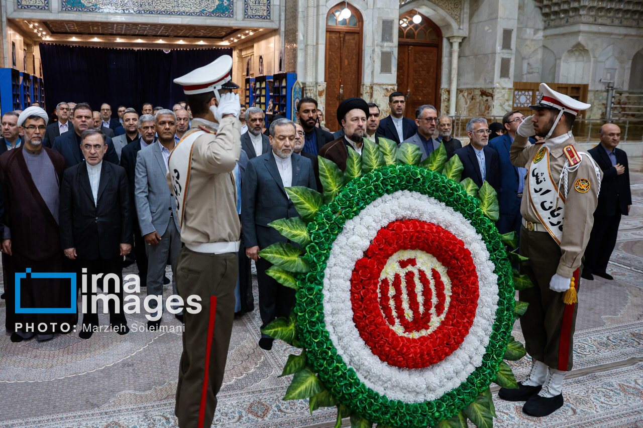 تصاویر تجدید میثاق عراقچی با آرمان های امام در کنار سیدحسن خمینی/ چه افراد دیگری حضور داشتند؟