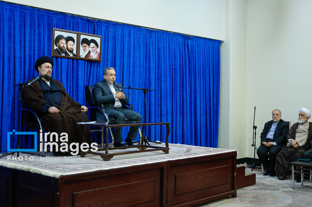 تصاویر تجدید میثاق عراقچی با آرمان های امام در کنار سیدحسن خمینی/ چه افراد دیگری حضور داشتند؟