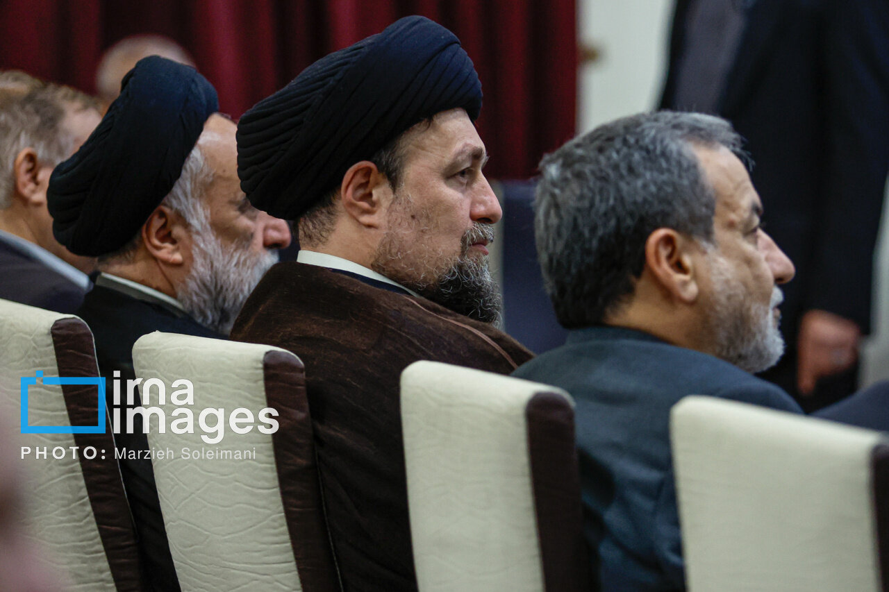 تصاویر تجدید میثاق عراقچی با آرمان های امام در کنار سیدحسن خمینی/ چه افراد دیگری حضور داشتند؟