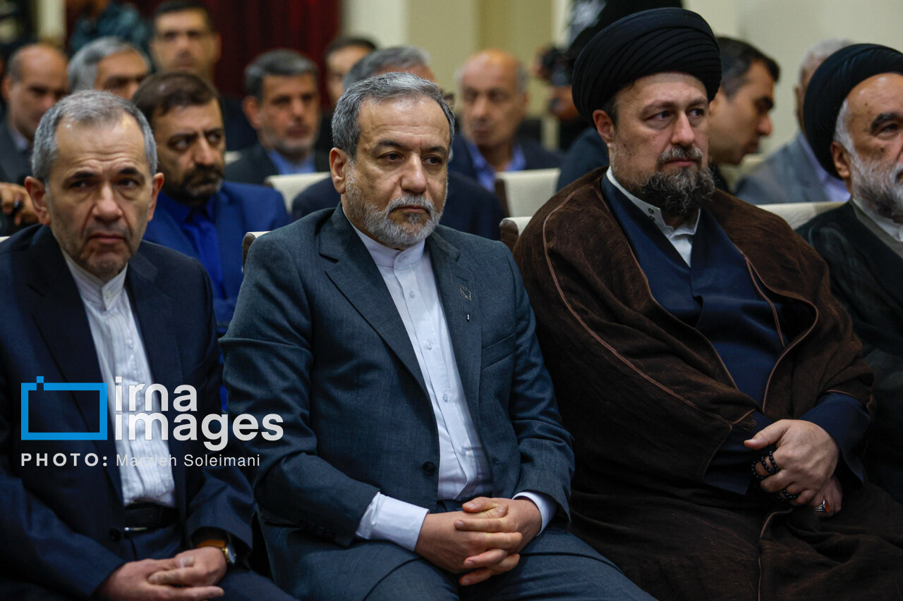 تصاویر تجدید میثاق عراقچی با آرمان های امام در کنار سیدحسن خمینی/ چه افراد دیگری حضور داشتند؟